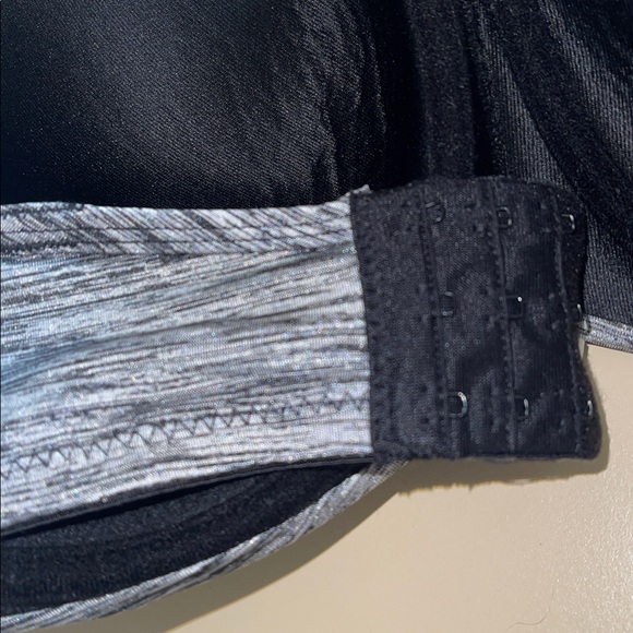 Adrienne Vittadini Textured Bandeau in Gray - Picture 3 of 6